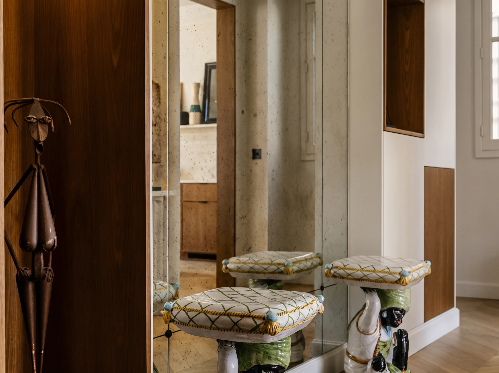 Bazin, miroir vieilli et tabourets